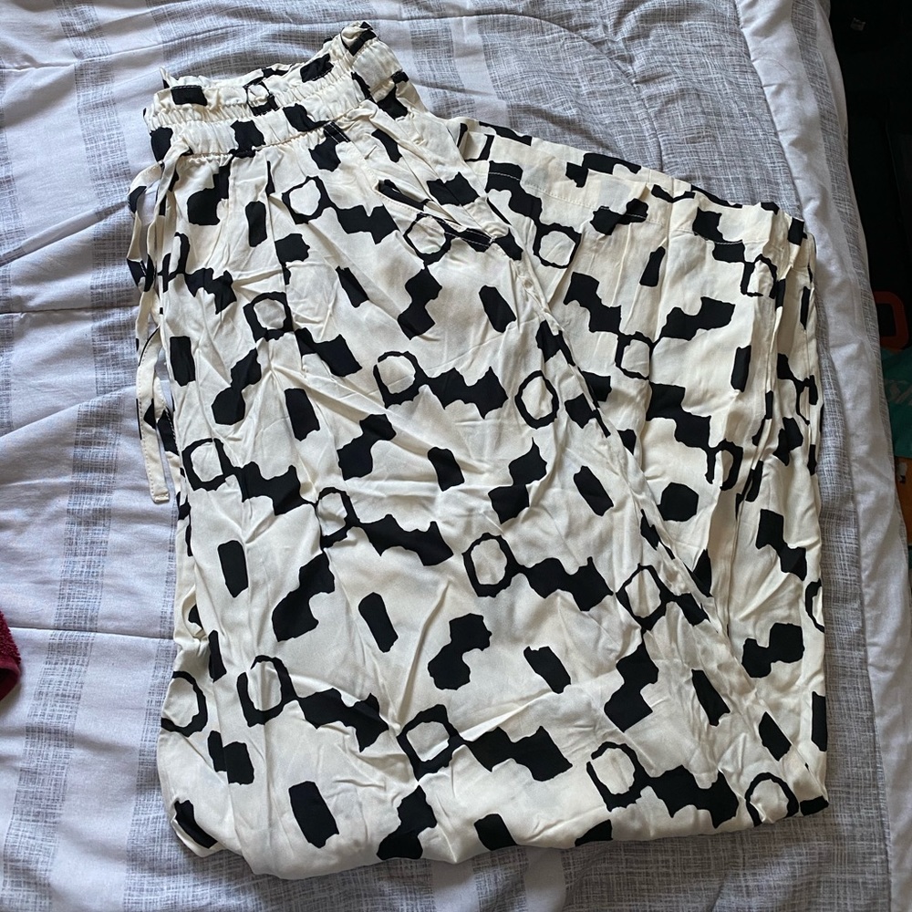 *NWT H&M Flare print pants 💜